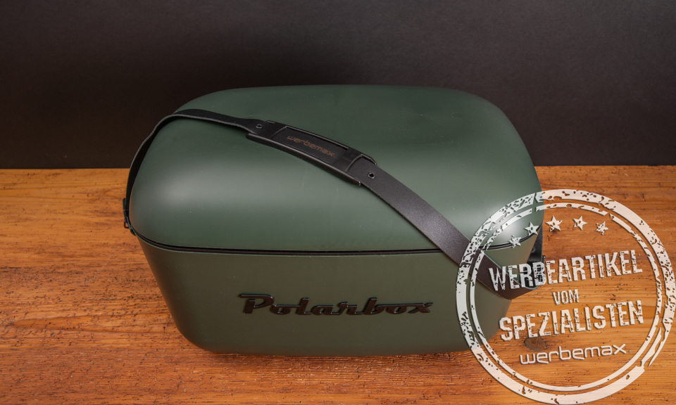 Polarbox Black Edition mit werbemax-Gravur auf dem Lederband.