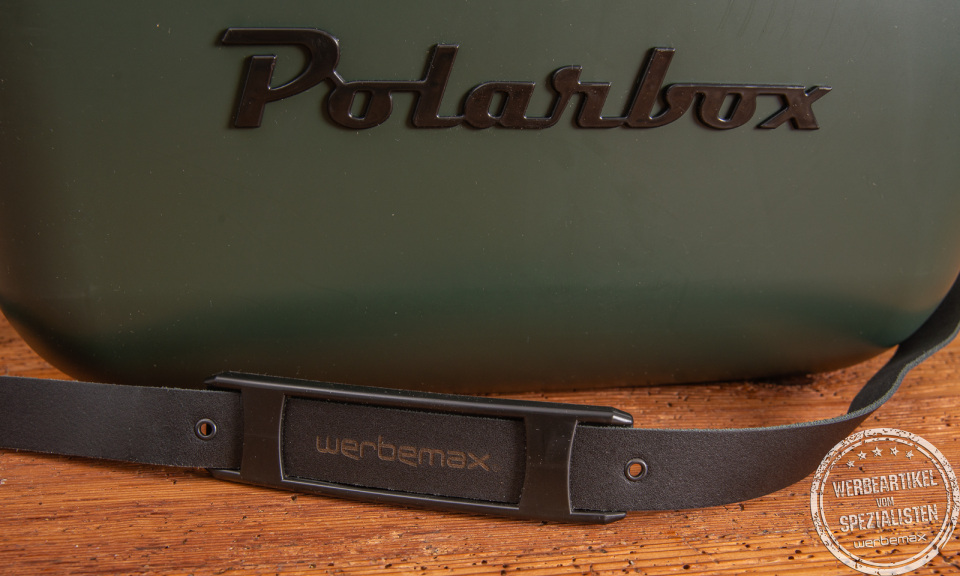 Stylishe Retro-K&uuml;hlbox Polarbox Black Edition mit werbemax-Logo graviert.