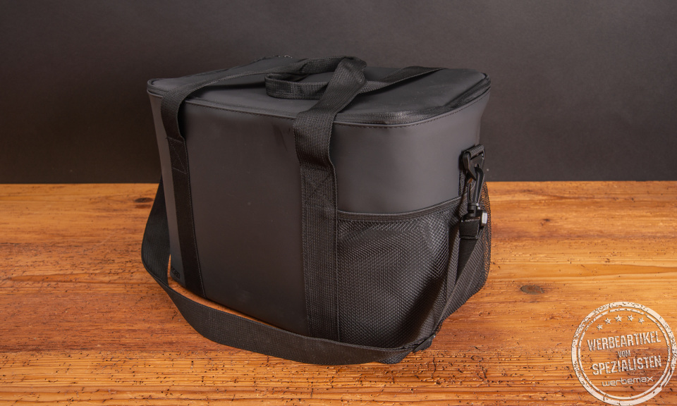 Geräumige Kühltasche aus schwarzem PU-Leder mit großem Innenfach für bis zu 15 Bierflaschen, Verpflegung für einen Tagesausflug und großer Werbefläche für Ihr Logo. 