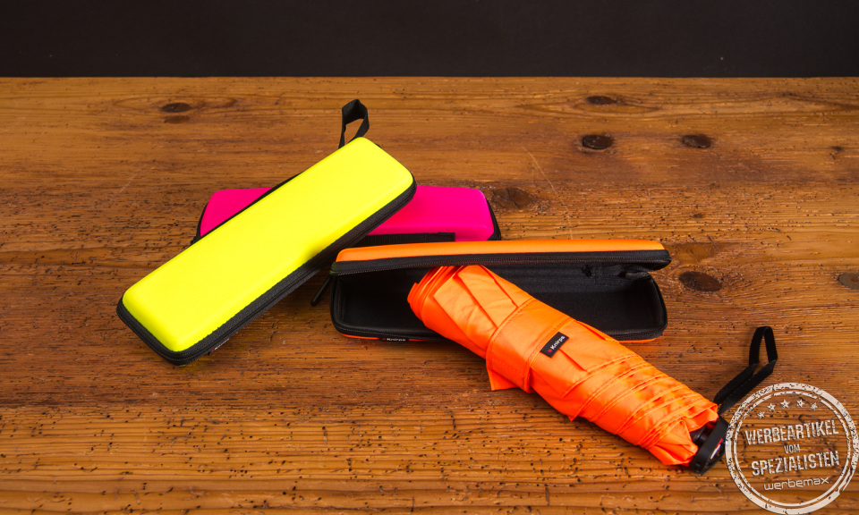 Taschenschirm mit Logo von Knirps in knalligen Neonfarben - neongelb, neonorange und neonpink. Der schlanke und kompakte Taschenschirm ist ein hervorragendes Mitarbeitergeschenk mit hoher Qualit&auml;t und gro&szlig;em Nutzen. 