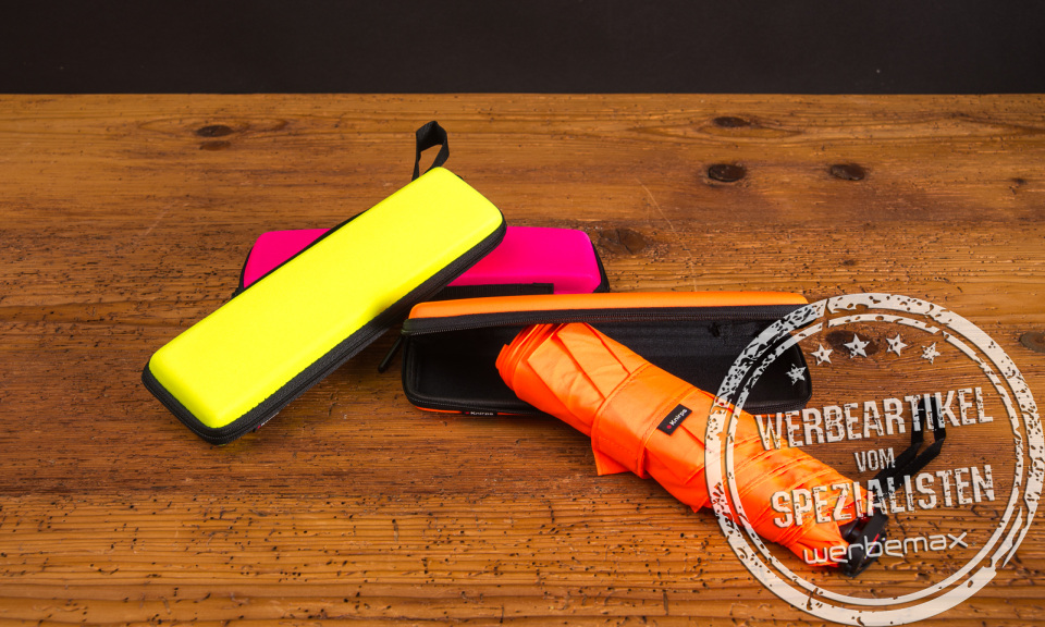 Taschenschirm mit Logo von Knirps in knalligen Neonfarben - neongelb, neonorange und neonpink. Der schlanke und kompakte Taschenschirm ist ein hervorragendes Mitarbeitergeschenk mit hoher Qualität und großem Nutzen. 