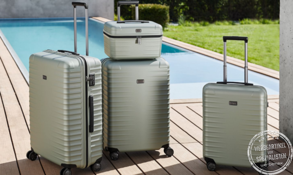 TITAN Kofferserie auf einer Terrasse vor einem Pool.