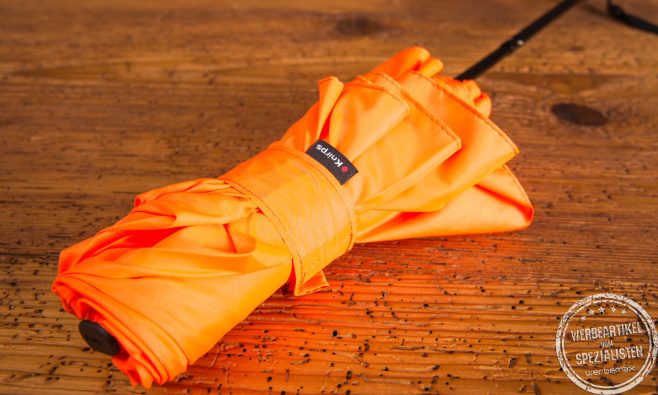 Ultrakompakter Taschenschirm von Knirps in Neonorange in einem innovativen Dry Case f&uuml;r eine trockene Tasche. Mit Logodruck ab 48 St&uuml;ck m&ouml;glich. 