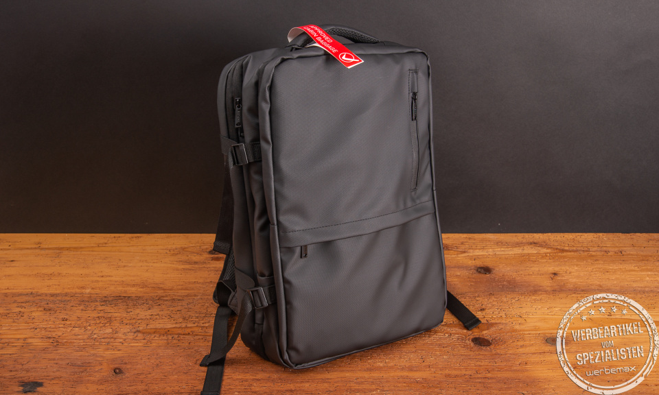das hochwertige Mitarbeitergeschenk für die Urlaubszeit - der nachhaltige Reiserucksack "Underseater" von Vasad ist perfekt für's Handgepäck.