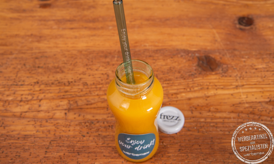 Geöffneter Smoothie mit Glastrinkhalm als Giveaway.