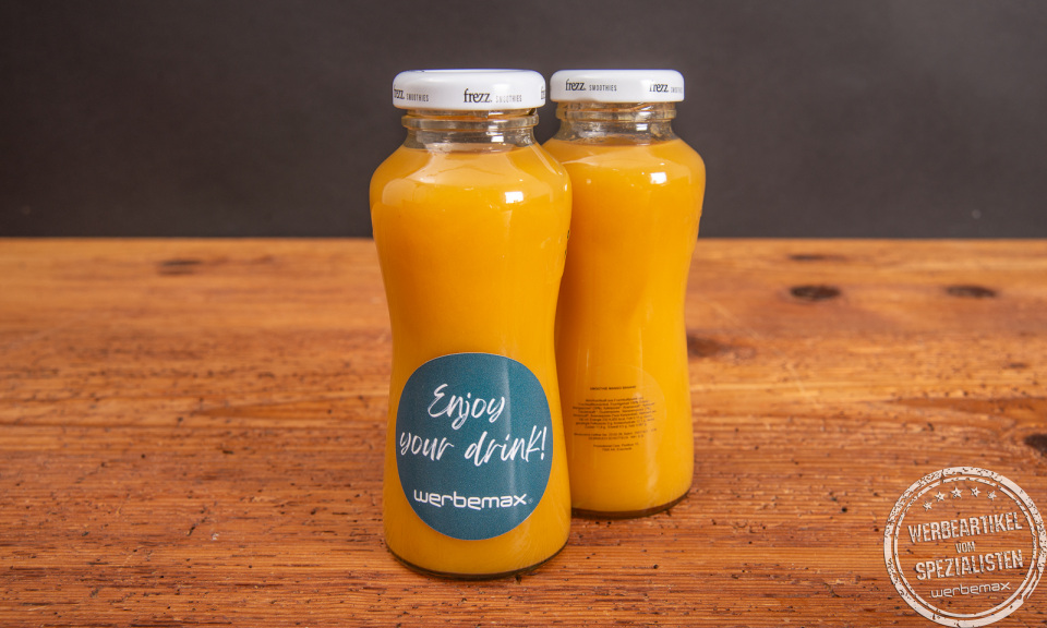 Zwei Smoothies in der Glasflasche mit Logosticker als Werbeartikel.