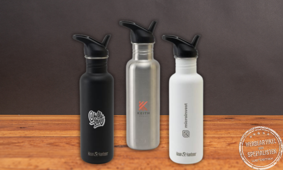 Drei Klean Kanteen Edelstahl-Trinkflaschen jeweils mit Logo beruckt.