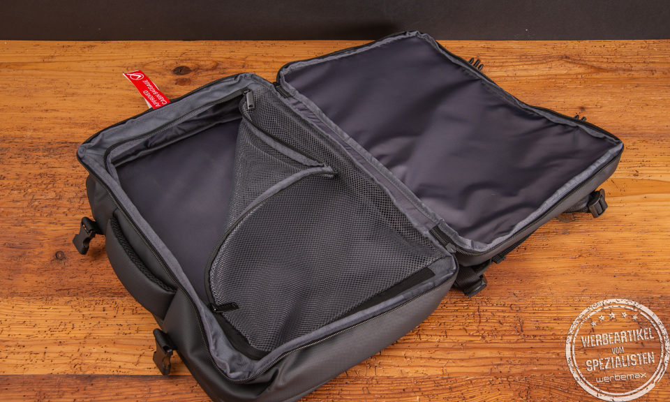 Eine Mischung aus Rucksack und Koffer - der hochwertige Underseater von Vasad ist das praktische Handgepäck für unter den Sitz. Jetzt mit Ihrem Logo bedruckt als tolles Mitarbeitergeschenk.