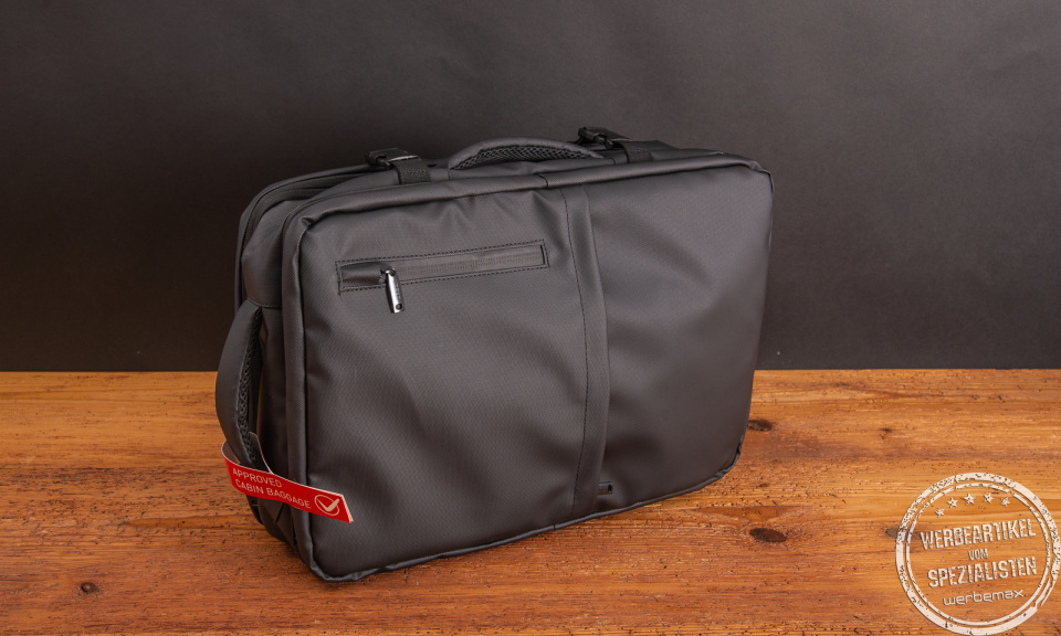 Eleganter und schlanker Reiserucksack in Schwarz mit Ihrem Logodruck. Das optimale Reisegepäck für unterm Sitz.
