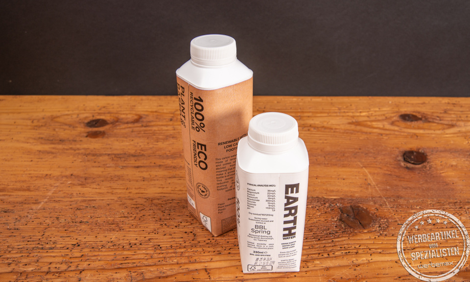 500 ml und 330 ml natürliches Quellwasser in der FSC-zertifizierten Kartonflasche als Messe Giveaway.