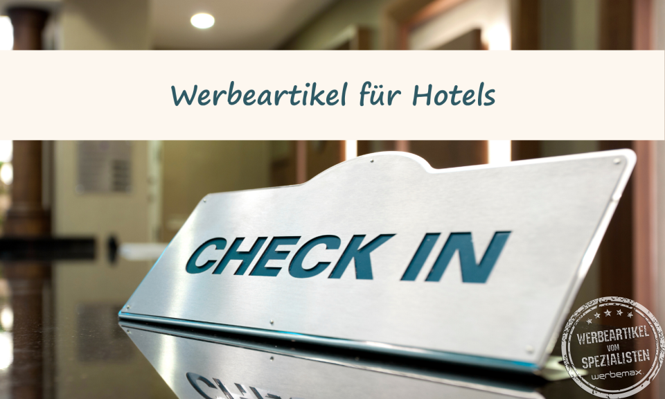 Rezeption mit Check In Schild Titelbild Blogbeitrag Werbeartikel für Hotels.