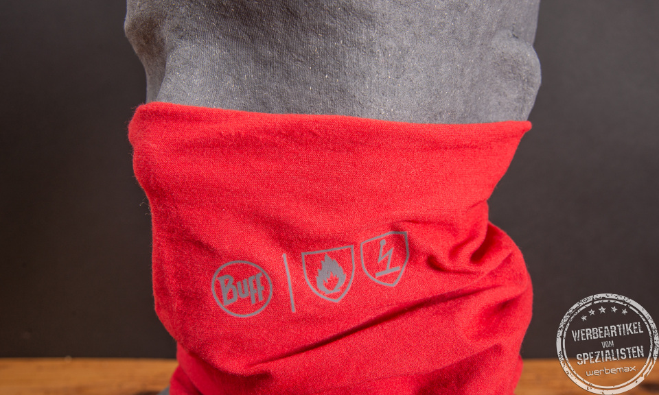 Detailansicht des roten BUFF Safety Fire Resistant Multifunktionstuchs mit aufgedruckten Schutzsymbolen – ideal für PSA mit klarer Sicherheitskennzeichnung.