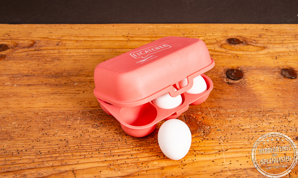 Koziol Eierbox EGGS TO GO mit vier Eiern, halb geöffnet auf Holztisch.