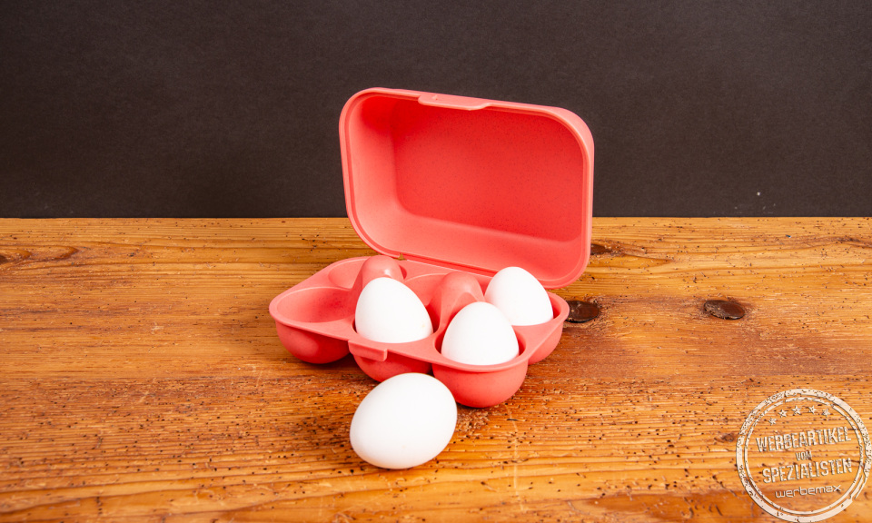 Koziol Eierbox EGGS TO GO, geöffnet mit vier Eiern auf Holztisch.