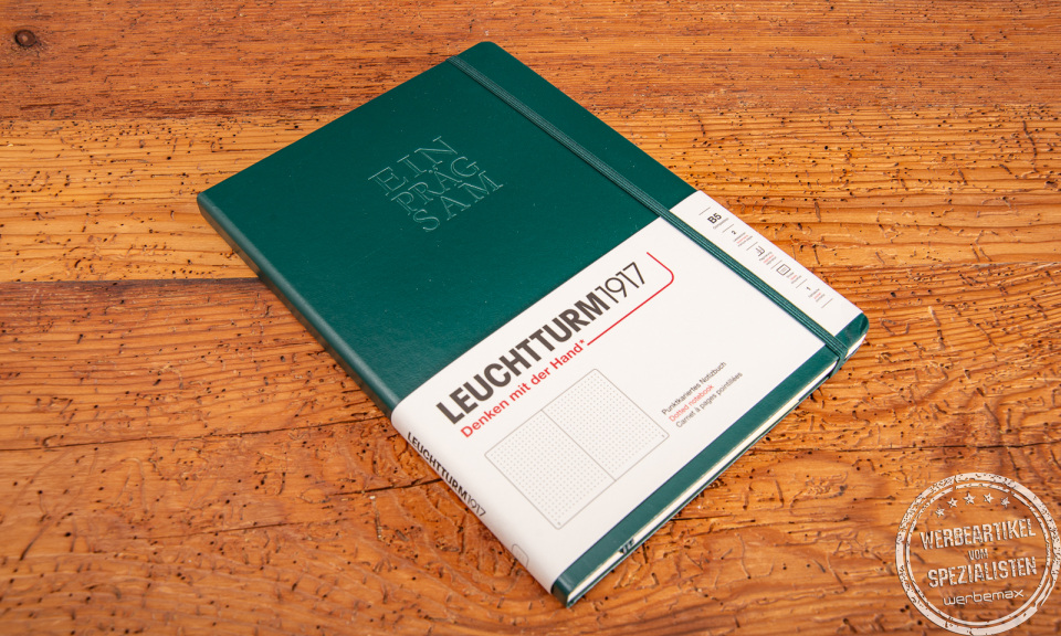 Leuchtturm Notizbuch A5 grün mit personalisierter Logoprägung auf dem Cover.