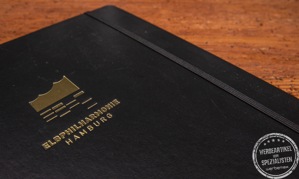 Detailansicht goldene Prägung auf Notizbuch schwarz von Leuchtturm1917.