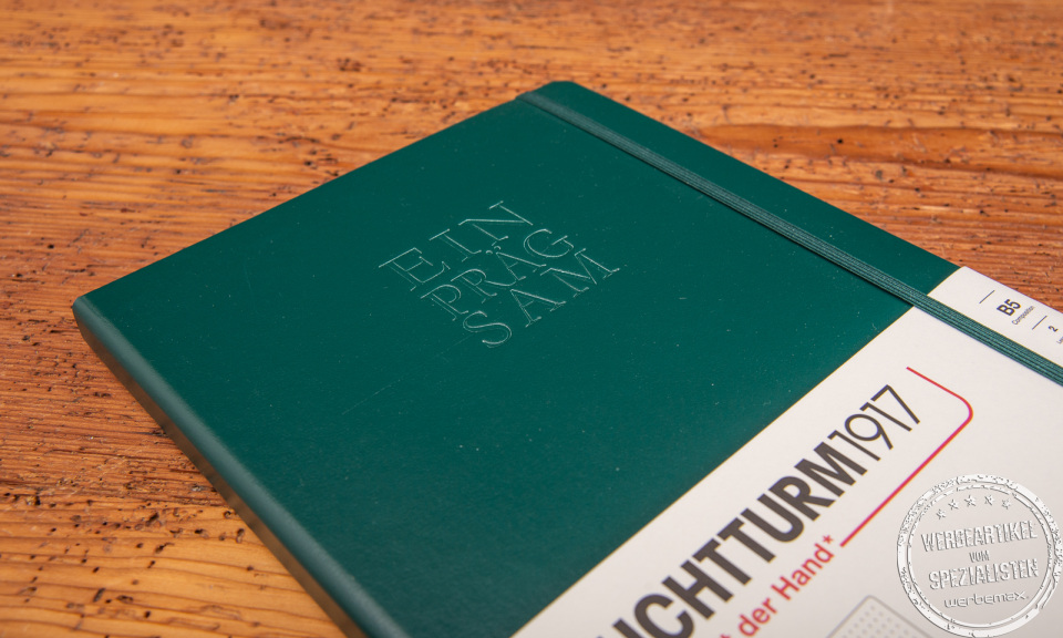 Geschlossenes Leuchtturm1917 Notizbuch Classic A5 grün mit Hardcover und Logoprägung.