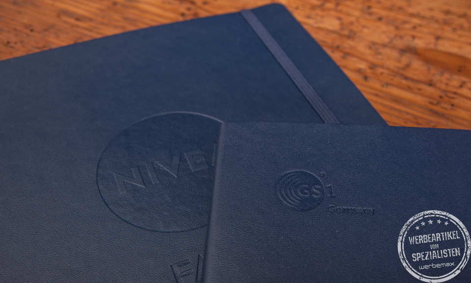 Detailansicht Logoprägung auf flexiblen Softcover Notizbüchern von Leuchtturm1917.