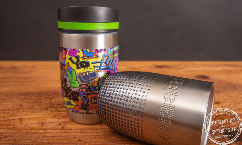 Nahaufnahme des Logos im Reliefdruck – fühlbare Oberfläche - auf zwei CremaOfficinaBudget Thermobechern.