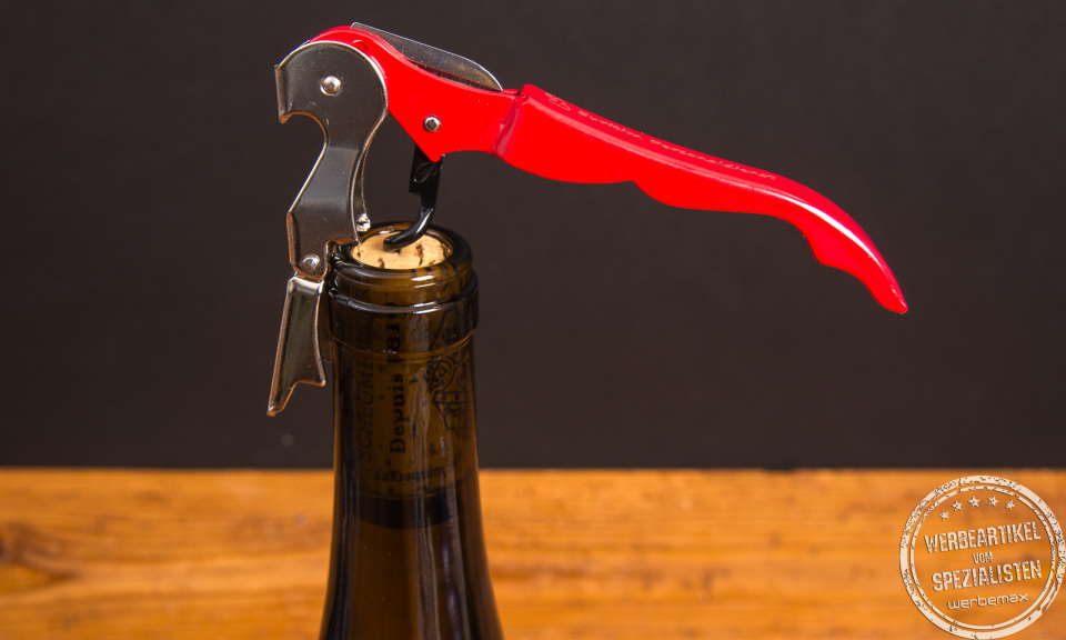 Pulltap's Kellnermesser mit Logo beim Entkorken einer Weinflasche – edles Werbemittel für Gastronomie.