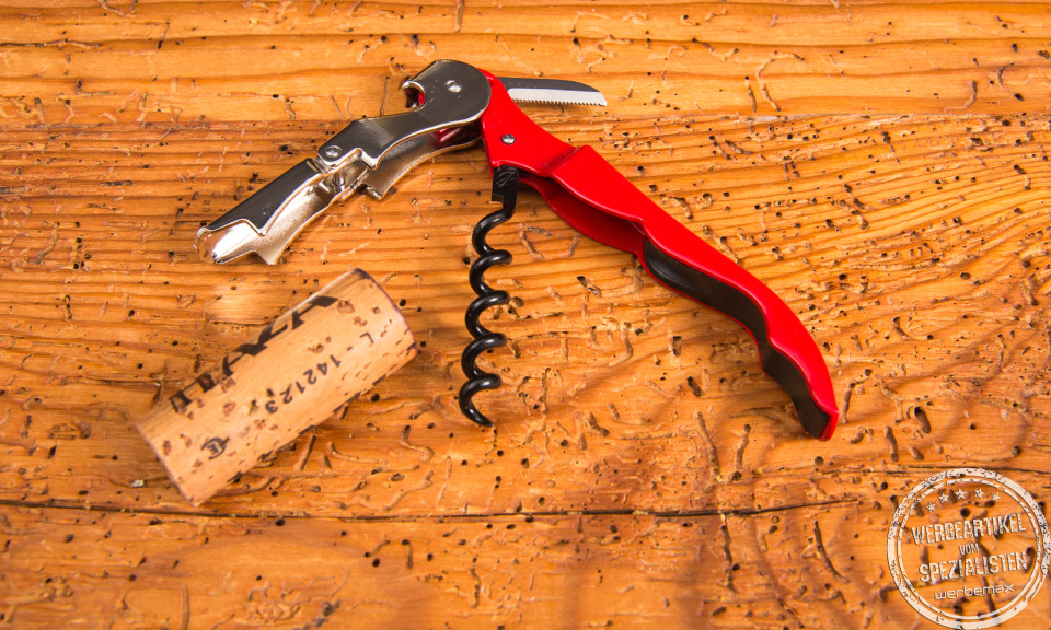 Aufgeklapptes Original Pulltap's Kellnermesser mit Logo und Korkenzieher – personalisierter Werbeartikel für Weinliebhaber.