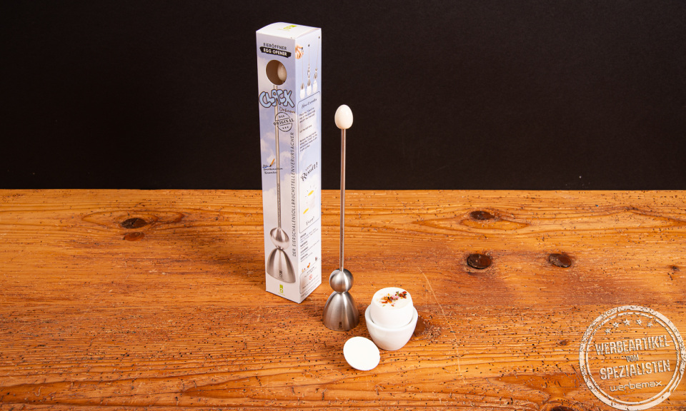 Clack Eier&ouml;ffner aus Edelstahl mit Verpackung und ge&ouml;ffnetem Ei im Becher &ndash; hochwertiges K&uuml;chenaccessoire.