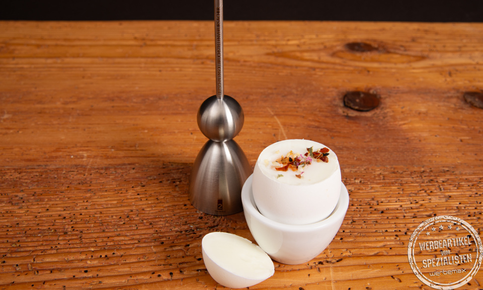 Clack Eierk&ouml;pfer mit ge&ouml;ffnetem Ei im wei&szlig;en Eierbecher &ndash; pr&auml;ziser Schnitt durch Edelstahlmechanik.