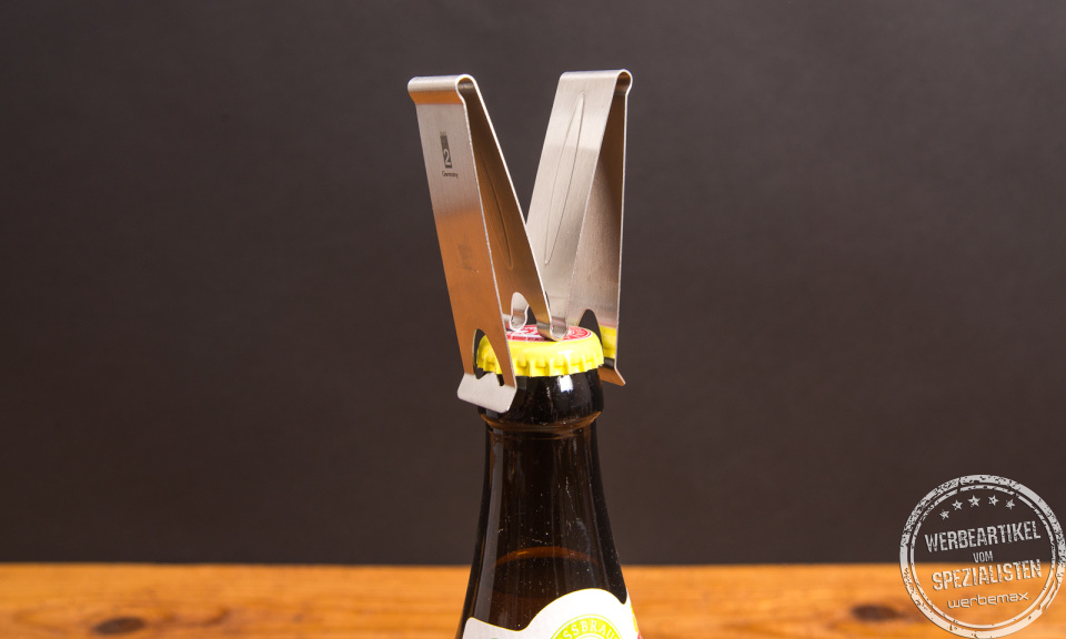 Chapeau Flaschen&ouml;ffner aus Edelstahl beim &Ouml;ffnen eines Kronkorkens &ndash; innovativer Kapselheber als personalisierbarer Werbeartikel bei werbemax.