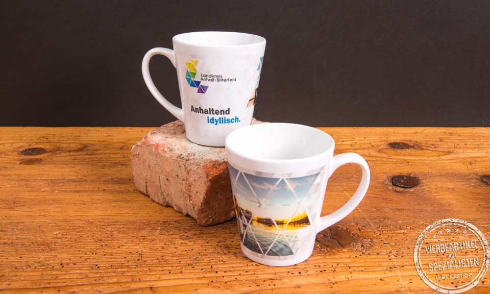 Zwei bedruckte Fototassen mit Logo und Landschaftsmotiv f&uuml;r den Landkreis Anhalt-Bitterfeld &ndash; Werbeartikel Tassen als regionale Markenbotschafter.