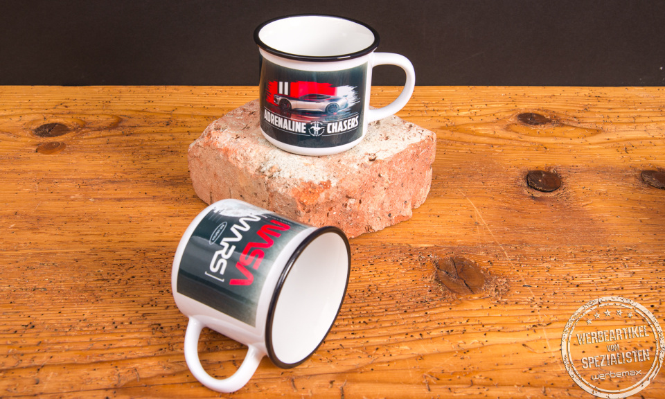 Zwei Keramik-Tassen mit sportlichem Motiv &bdquo;Adrenaline Chasers&ldquo; &ndash; hochwertige bedruckte Werbeartikel Tassen im Retro-Look auf Backstein.