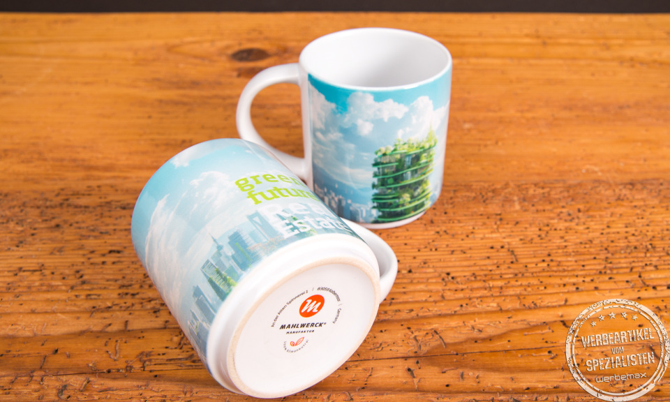 Zwei bedruckte Mahlwerck Tassen mit nachhaltigem Green-Future-Design &ndash; individuell gestaltete Werbeartikel Tassen f&uuml;r Immobilien- und Umweltbranchen.