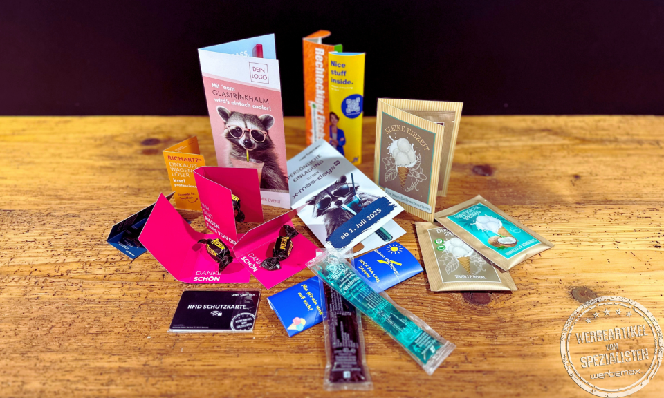 Verschiedene Mailing-Werbeartikel mit individuell bedruckten Karten, Eis-Set, RFID-Schutzkarte und Glastrinkhalm – kreative Werbemittel für Printmailings von werbemax.