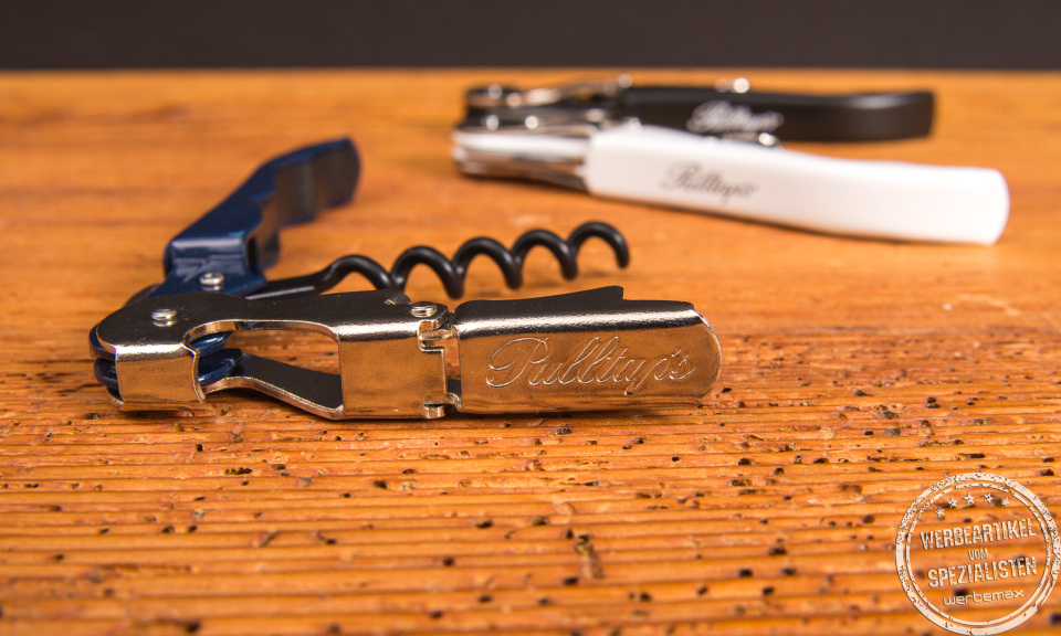 Original Pulltaps Kellnermesser in Blau mit Gravur im Vordergrund – hochwertiger Korkenzieher und Flaschenöffner als personalisierbarer Werbeartikel bei werbemax.