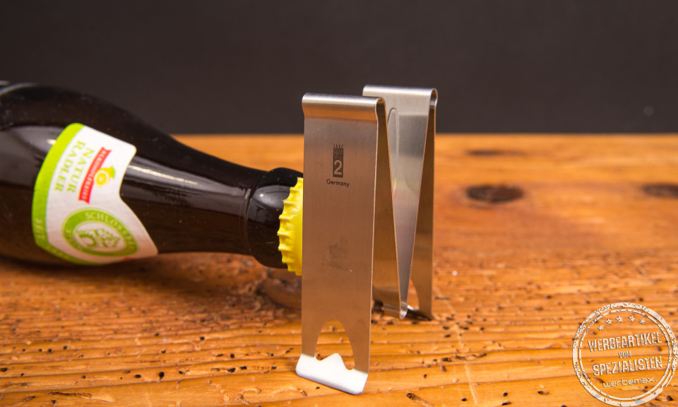Chapeau! Flaschen&ouml;ffner aus Edelstahl in Aktion &ndash; m&uuml;helos Bierflaschen &ouml;ffnen, perfekt als hochwertiges Werbegeschenk mit Logo bei werbemax.