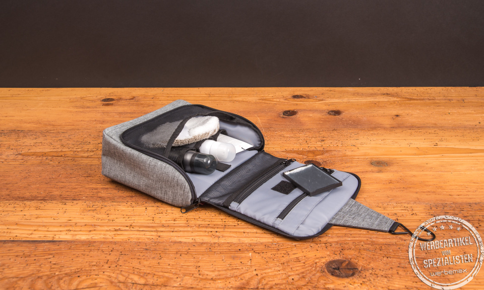 reisenthel Kulturbeutel twist silver – geöffneter Kulturbeutel mit Fächern als praktisches Werbegeschenk und Mitarbeitergeschenk