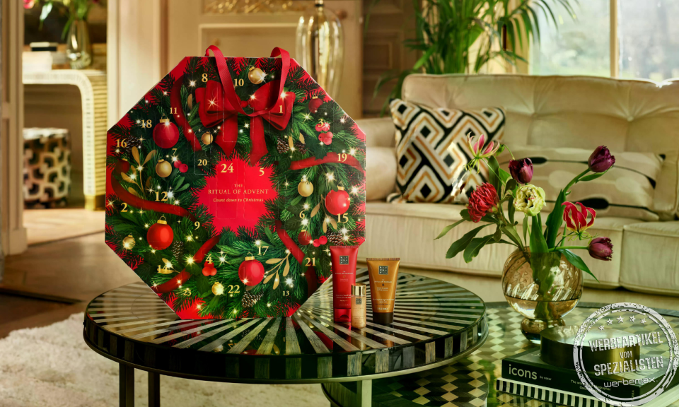 RITUALS Adventskalender 2025 im exklusiven H&auml;ngekranz-Design mit luxuri&ouml;sen Pflegeprodukten und 4 Mini-Kerzen.