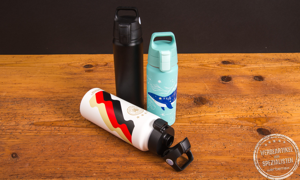 Drei SIGG Trinkflaschen WMB One in verschiedenen Designs – nachhaltige Trinkflaschen als Werbeartikel mit Logo veredelbar.