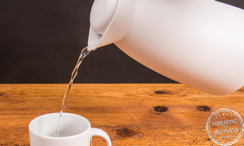 Wei&szlig;er Einfach Becher aus Porzellan von SND, bef&uuml;llt mit hei&szlig;em Wasser aus Thermoskanne.