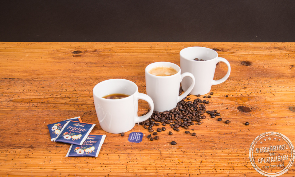 Drei SND Porzellanbecher nebeneinander mit Tee, Kaffee und Bohnen – vielseitige Werbebecher aus Porzellan.