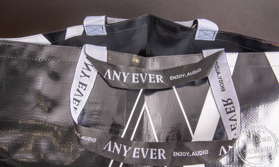 Schwarz-wei&szlig;e XXL Einkaufstasche im IKEA-Stil mit Logoaufdruck.