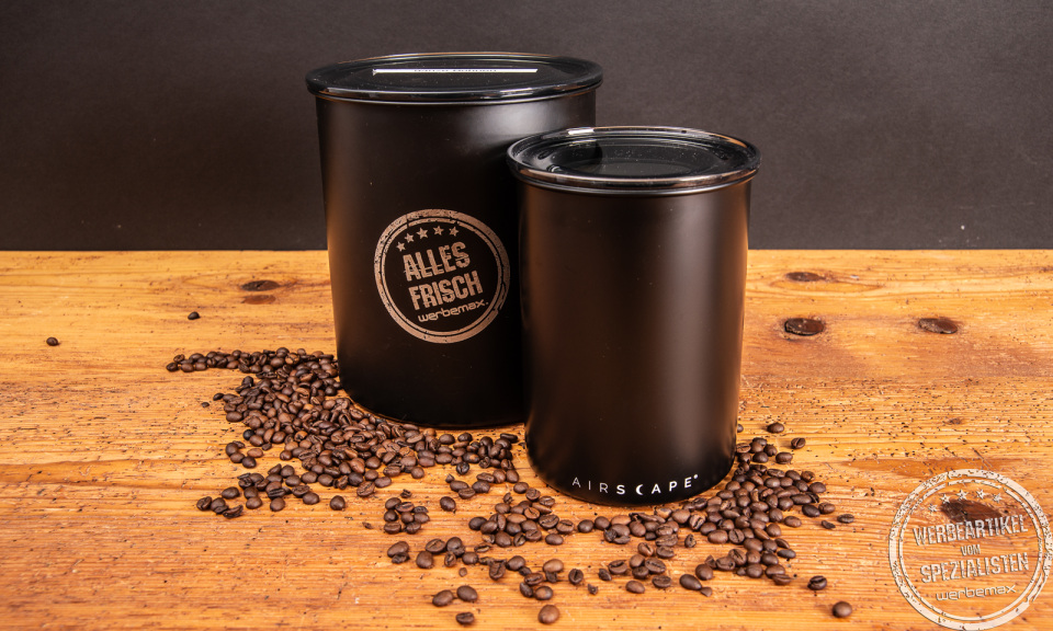 Zwei Airscape Kaffeedosen in Schwarz matt mit Gravur &bdquo;Alles frisch&ldquo; &ndash; bedruckbare Premium-Werbegeschenke f&uuml;r Unternehmen.