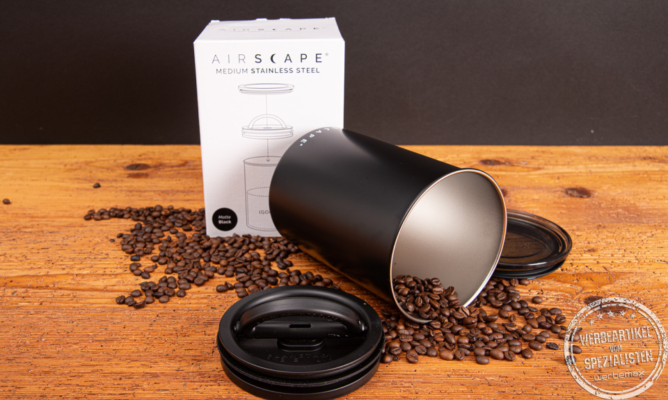 Airscape Kaffeedose aus Edelstahl in Schwarz matt, ge&ouml;ffnet mit Kaffeebohnen &ndash; hochwertiges Kundengeschenk mit Logo.