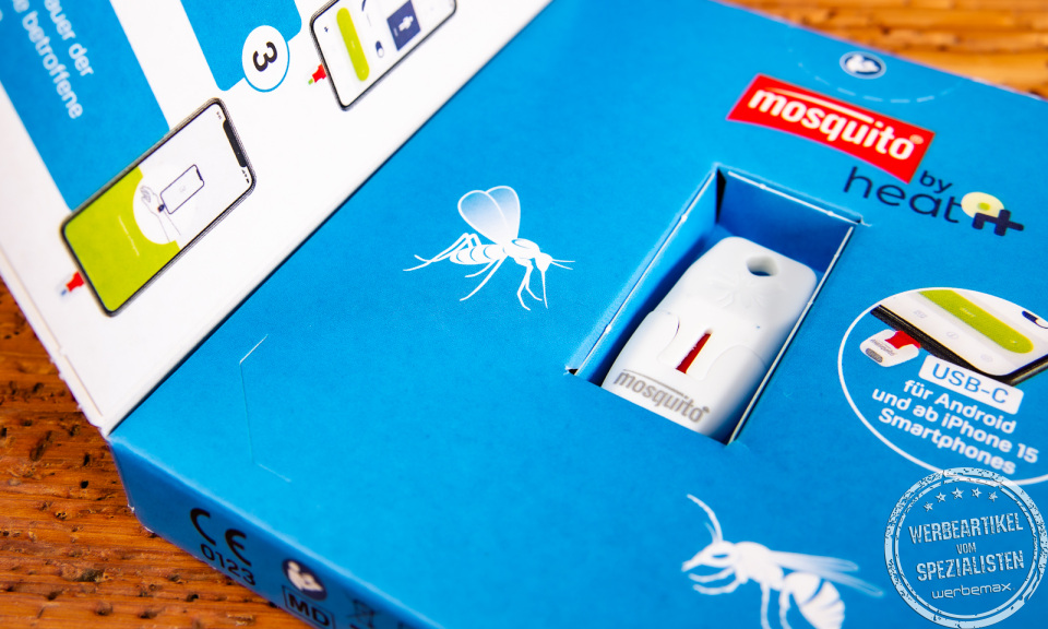 heat it® Insektenstichheiler in geöffneter Verpackung mit USB-C-Anschluss für Android und iPhone 15 Smartphones – innovativer Werbeartikel gegen Mückenstiche.