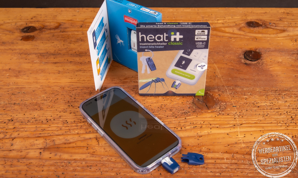 heat it classic Insektenstichheiler mit Smartphone und Verpackung – chemiefreies Sommer-Werbegeschenk für Reisen und Outdoor.