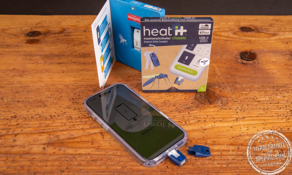 heat it Insektenstichheiler am Smartphone mit Verpackung &ndash; chemiefreies Werbegeschenk f&uuml;r Outdoor, Reisen und Sommer.