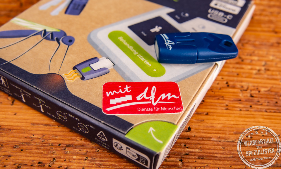 Nahaufnahme der heat it Verpackung mit Insektenstichheiler &ndash; nachhaltiges Corporate Gift f&uuml;r Outdoor und Sommeraktionen.