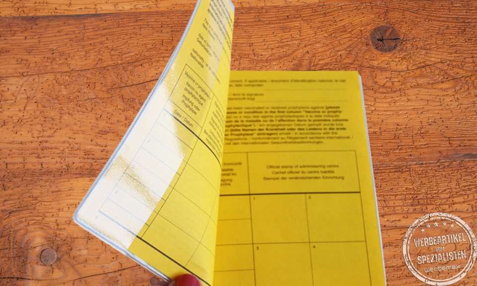 Impfpasshülle mit Logo als Werbeartikel – transparente Schutzhülle zum Bedrucken für Impfpass oder Gesundheitsdokumente, ideal als praktisches Werbegeschenk.