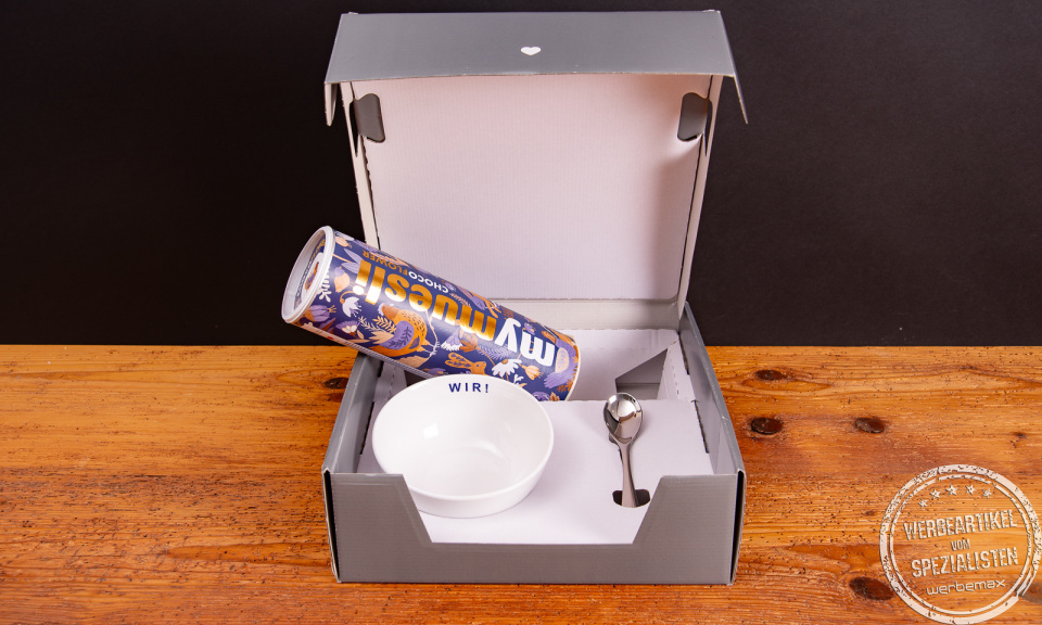 &bdquo;mymuesli Geschenkbox mit Bio-M&uuml;sli, Porzellanschale und L&ouml;ffel &ndash; ideales Mitarbeiter- oder Kundengeschenk mit individueller Werbeanbringung.