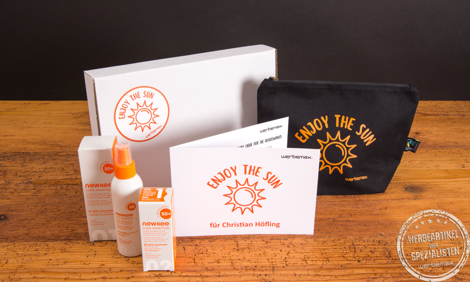 newkee Pflegeprodukte im „Enjoy the Sun“-Set mit personalisierter Karte, Mister Bags Toiletbag und individueller Verpackung von werbemax.