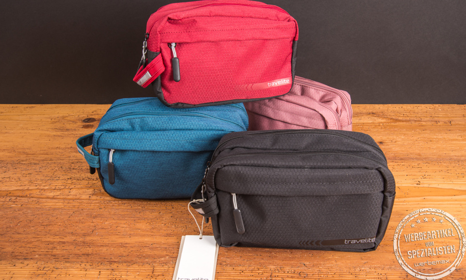 Travelite Kulturtaschen aus der KICK OFF Serie in vier Farben &ndash; praktische Kulturbeutel als Werbegeschenk mit Logo f&uuml;r Reisen, Sport und Mitarbeitergeschenke.